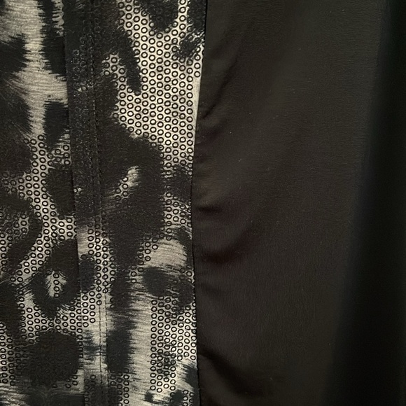 Peter Nygard black and light gray V neck blouse. Size XL - Picture 6 of 9